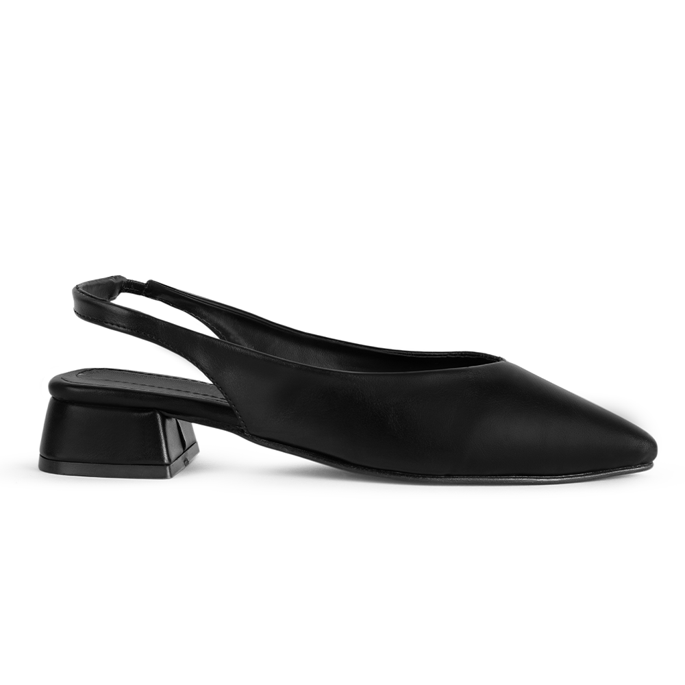 Vista lateral en la zapatilla negra de punta fina para dama con pulsera al talón y tacón bajo 4cm 