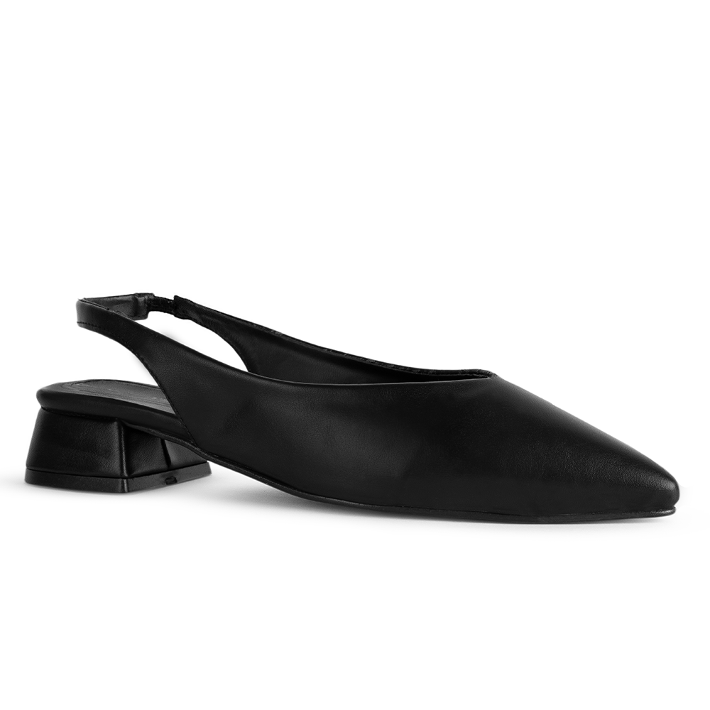 Vista diagonal en la zapatilla negra para dama con punta fina y tacón bajo 4cm 