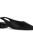 Vista diagonal en la zapatilla negra para dama con punta fina y tacón bajo 4cm 