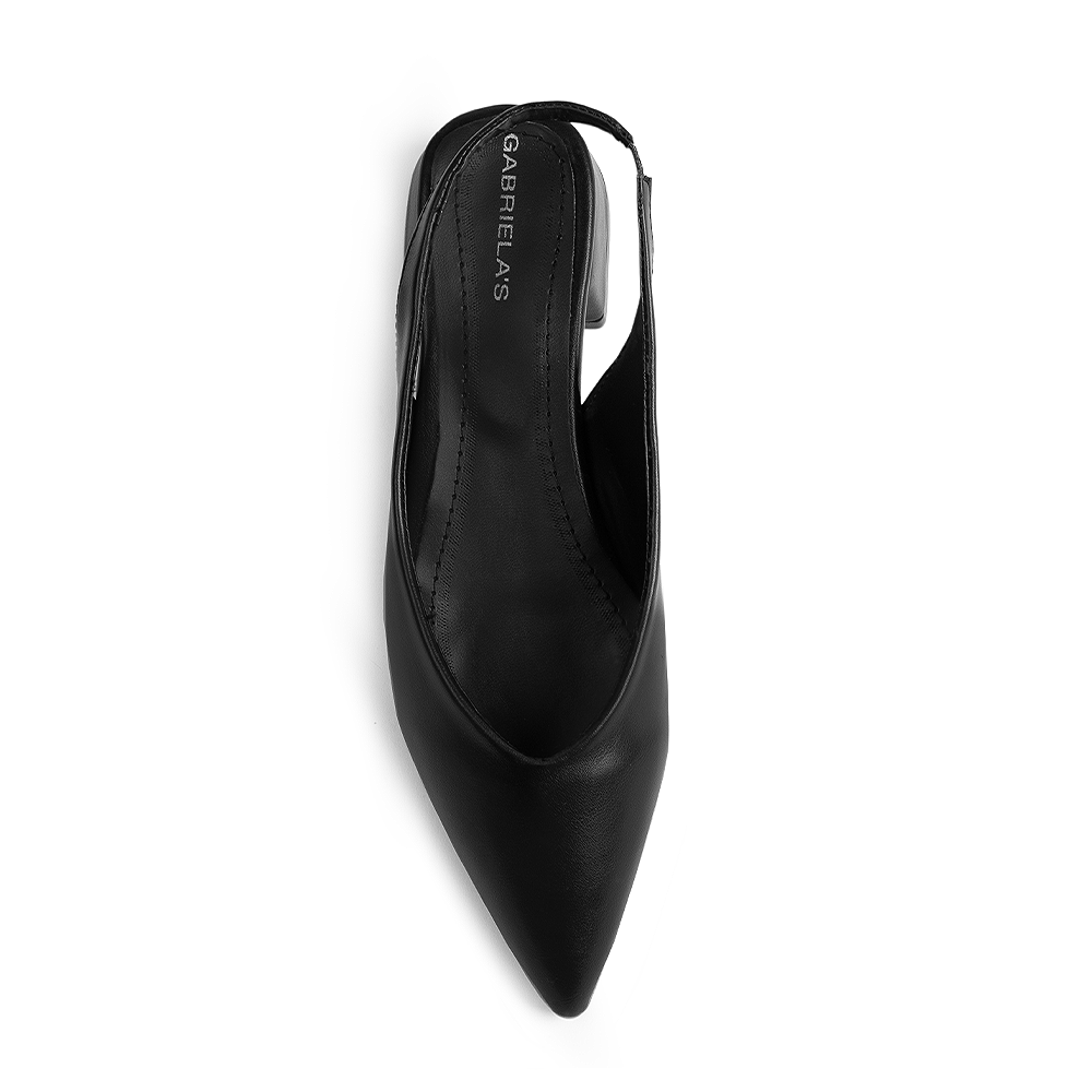Vista superior de la zapatilla negra con punta fina, tacón bajo 4cm  y talón descubierto 