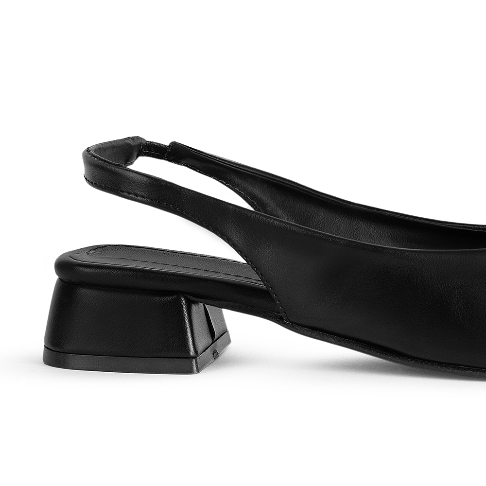 Vista trasera del tacón bajo 4cm en la zapatilla negra para dama de talón descubierto 