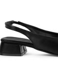Vista trasera del tacón bajo 4cm en la zapatilla negra para dama de talón descubierto 