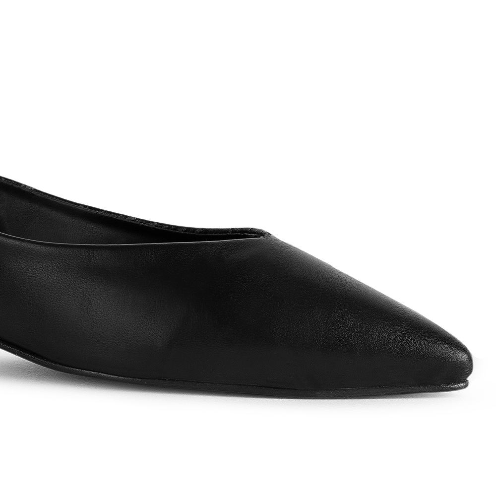 Detalle del material sintético en la zapatilla negra de punta fina con tacón bajo 4cm para dama  