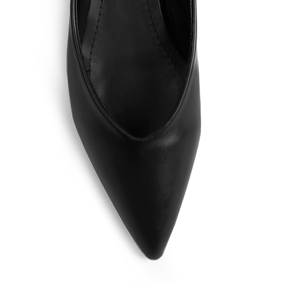 Vista del detalle en punta fina de la zapatilla beige para dama con tacón bajo 4cm 