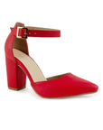 Vista diagonal de zapatilla roja para mujer con pulsera ajustable, punta fina y tacón medio de 8cm