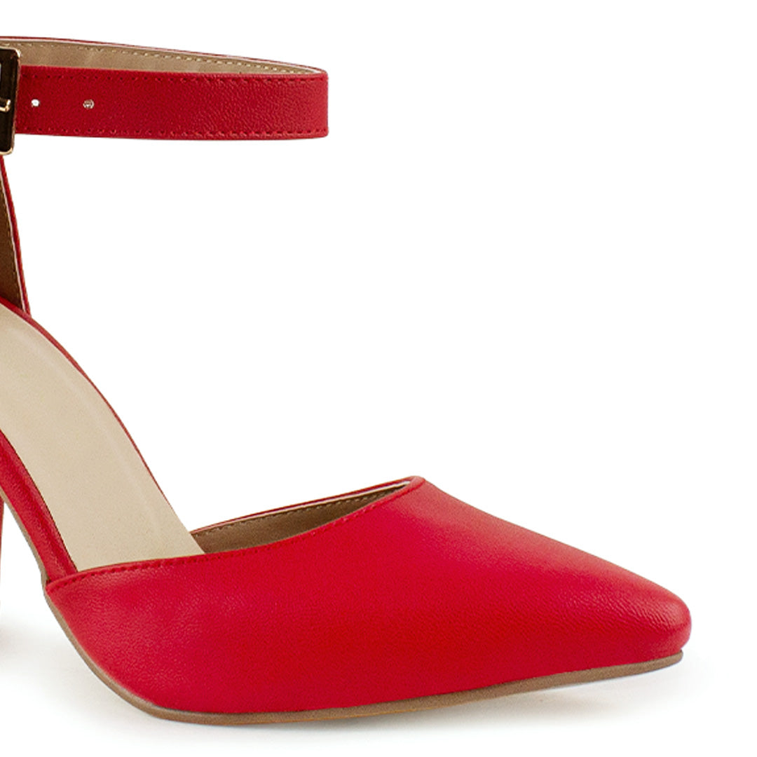 Vista a detalle de zapatilla para mujer con punta fina cerrada, pulsera ajustable y tacón medio de 8cm en color rojo