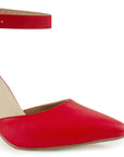 Vista a detalle de zapatilla para mujer con punta fina cerrada, pulsera ajustable y tacón medio de 8cm en color rojo