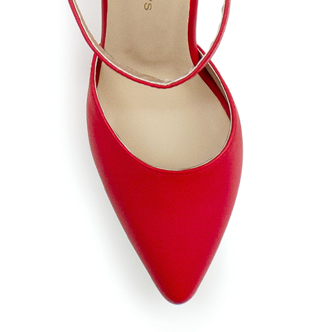 Vista de material cabra sintético en zapatilla roja con punta cerrada y tacón medio de 8cm ajustable con pulsera al tobillo para mujer