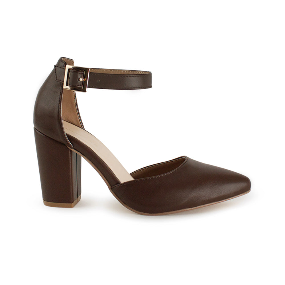 Vista lateral de zapatilla café para mujer con pulsera ajustable y tacón bloque de 8cm
