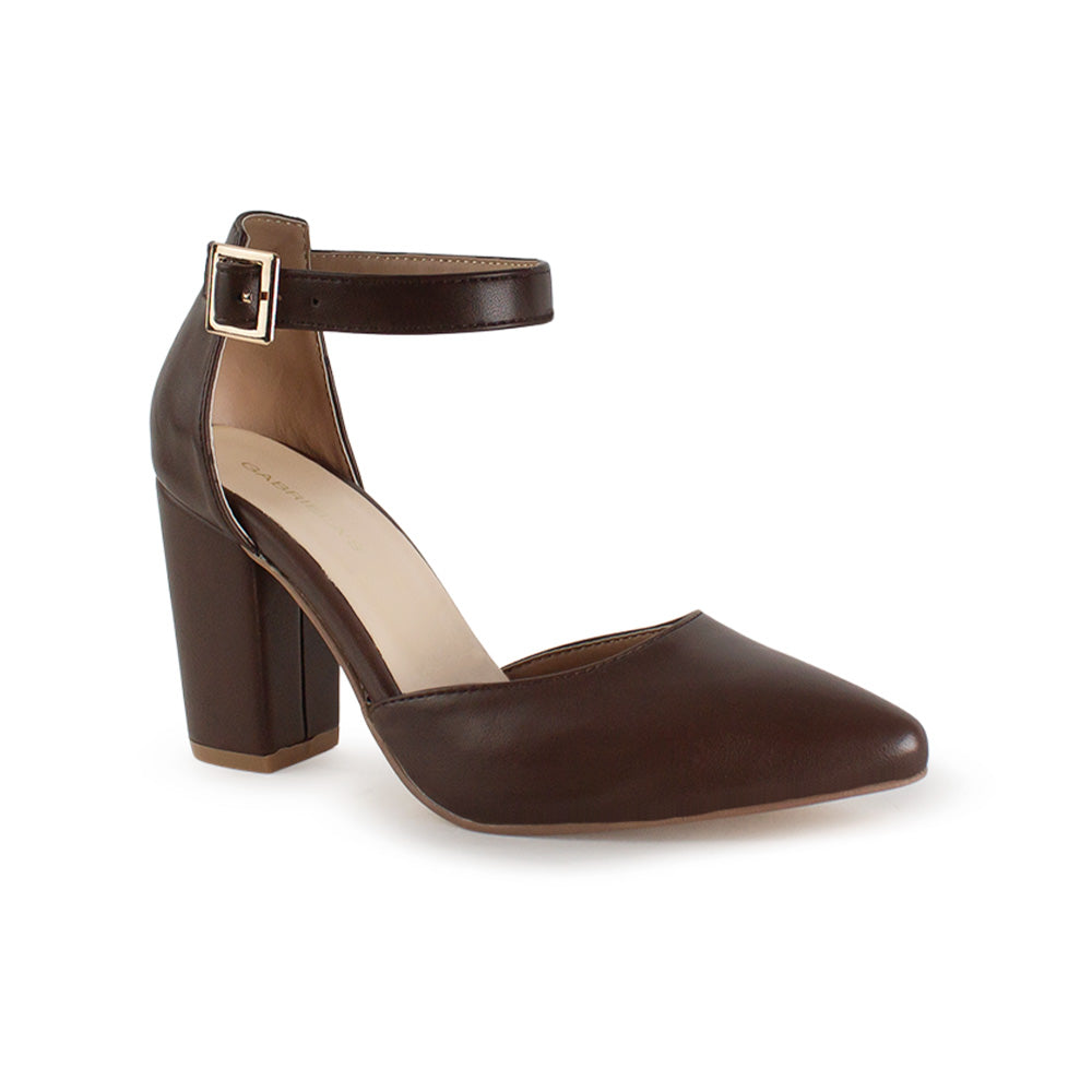 Vista diagonal de zapatilla café para mujer con pulsera ajustable, punta fina y tacón medio de 8cm