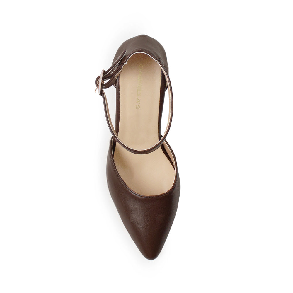 Vista superior de zapatilla café para mujer con pulsera ajustable al tobillo y punta fina cerrada