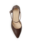 Vista superior de zapatilla café para mujer con pulsera ajustable al tobillo y punta fina cerrada