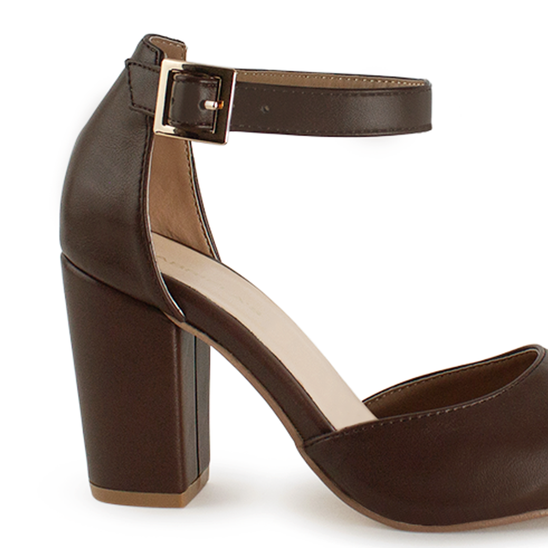 Vista trasera de tacón bloque de 8cm en zapatilla con punta fina cerrada y pulsera ajustable en color café para mujer