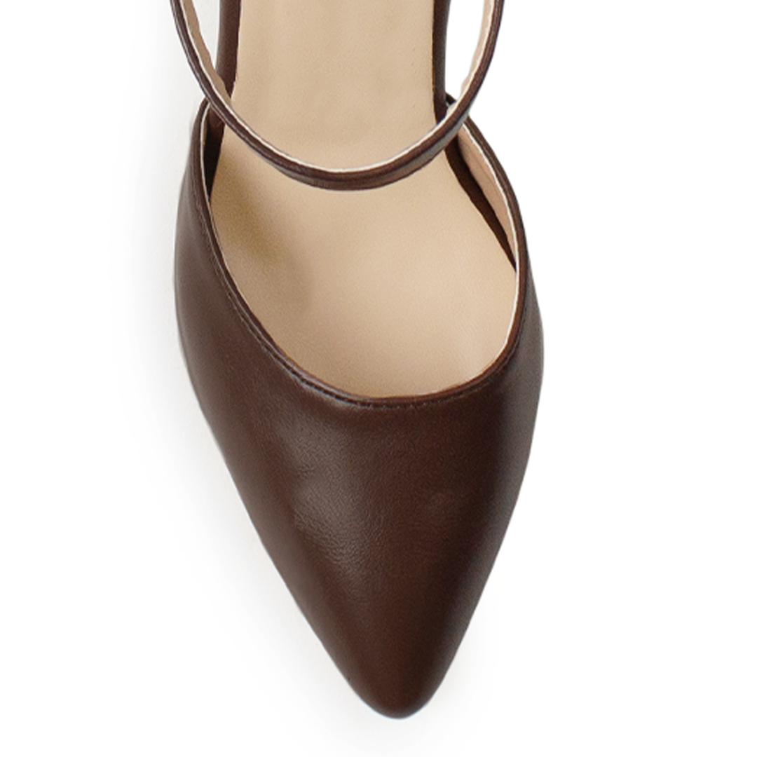 Vista de material sintético en zapatilla café con punta cerrada y tacón medio de 8cm ajustable con pulsera al tobillo para mujer
