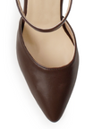 Vista de material sintético en zapatilla café con punta cerrada y tacón medio de 8cm ajustable con pulsera al tobillo para mujer
