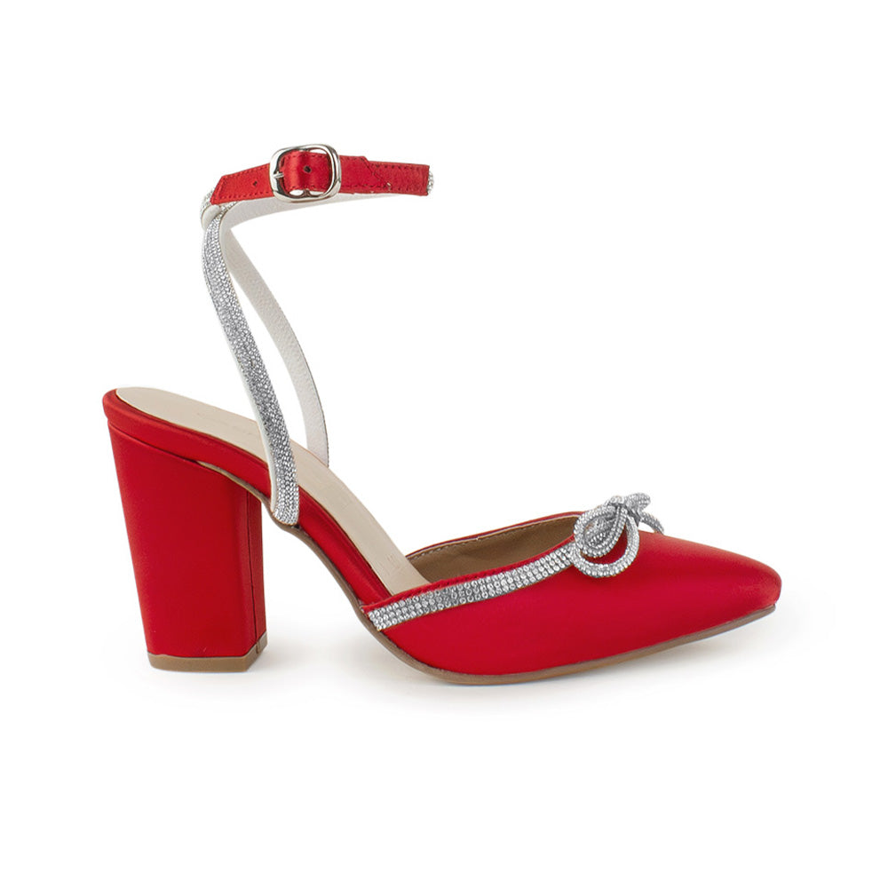 Vista lateral de la zapatilla roja para dama con tacón medio 9 cm y pulsera ajustable al tobillo con tiras de pedrería 