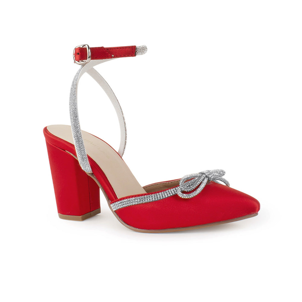 Vista diagonal de la zapatilla roja con tiras cruzadas de pedrería y tacón medio 9 cm para dama  
