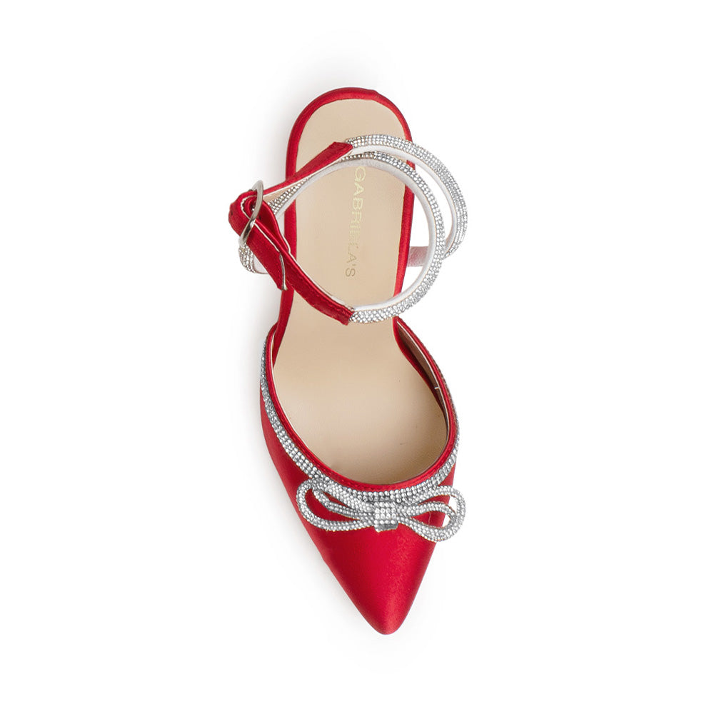 Vista superior de zapatilla roja con punta fina tiras y moño de pedrería tacón medio 9 cm  
