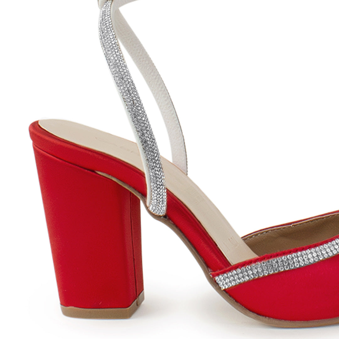 Vista trasera del tacón medio 9 cm en la zapatilla roja para dama con tiras de pedrería y pulsera ajustable al tobillo  