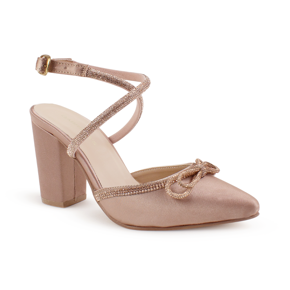 Vista diagonal de la zapatilla nude con tiras cruzadas de pedrería y tacón medio 9 cm para dama  