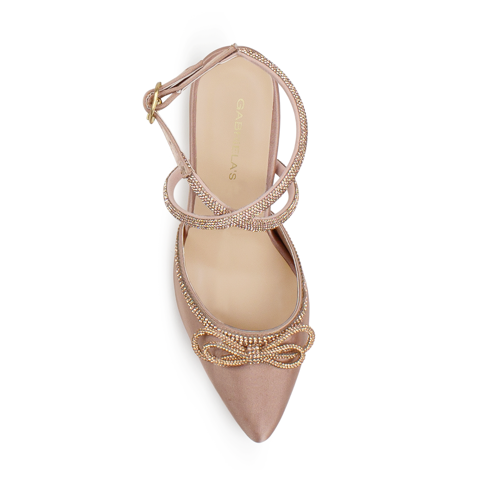 Vista superior de zapatilla nude con punta fina tiras y moño de pedrería tacón medio 9 cm  