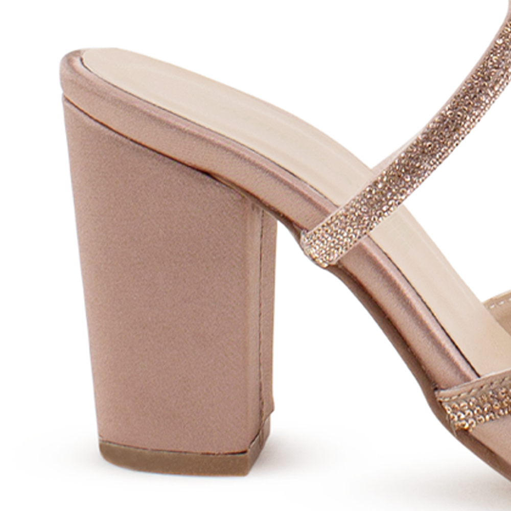 Vista trasera del tacón medio 9 cm en la zapatilla nude para dama con tiras de pedrería y pulsera ajustable al tobillo  