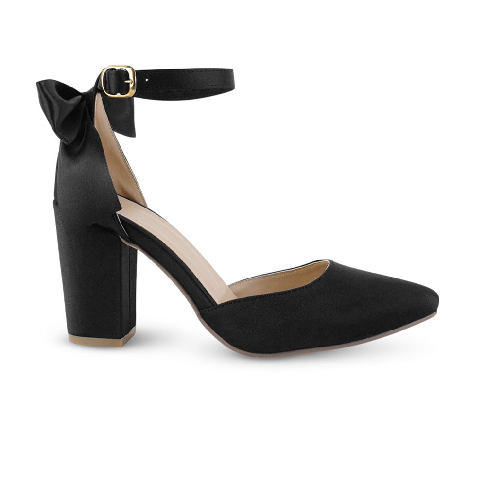 Vista lateral de zapatilla negra para mujer con punta fina pulsera ajustable al tobillo tacón medio de 8cm y moño trasero