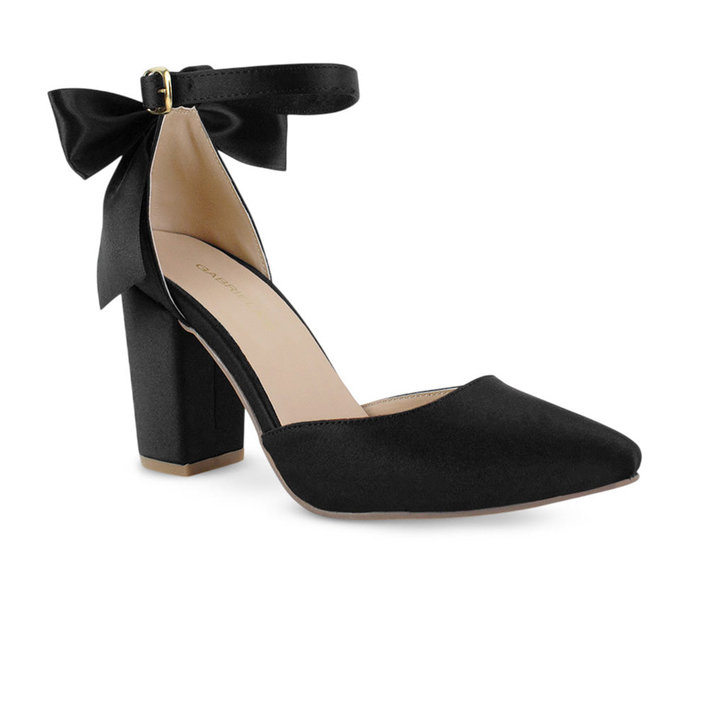 Vista diagonal de zapatilla negra para mujer con punta fina pulsera ajustable y tacón de 8cm 