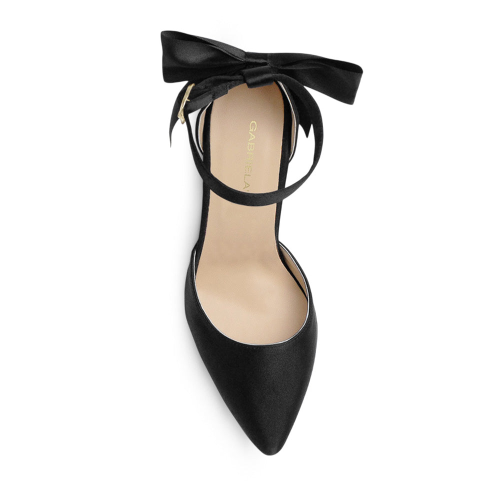 Vista superior de zapatilla para mujer con punta fina cerrada moño trasero y pulsera ajustable al tobillo en color negro