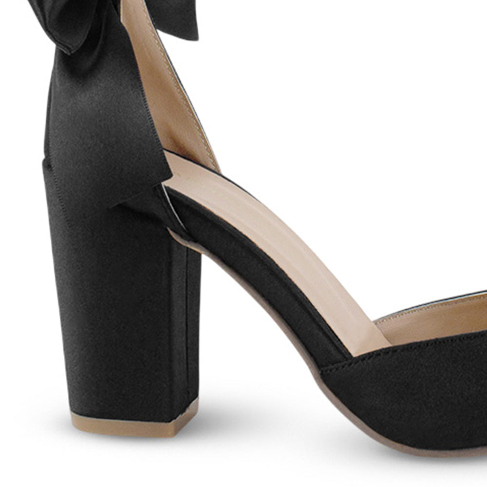 Vista trasera de zapatilla negra para mujer con tacón medio de 8cm y decoración de moño 