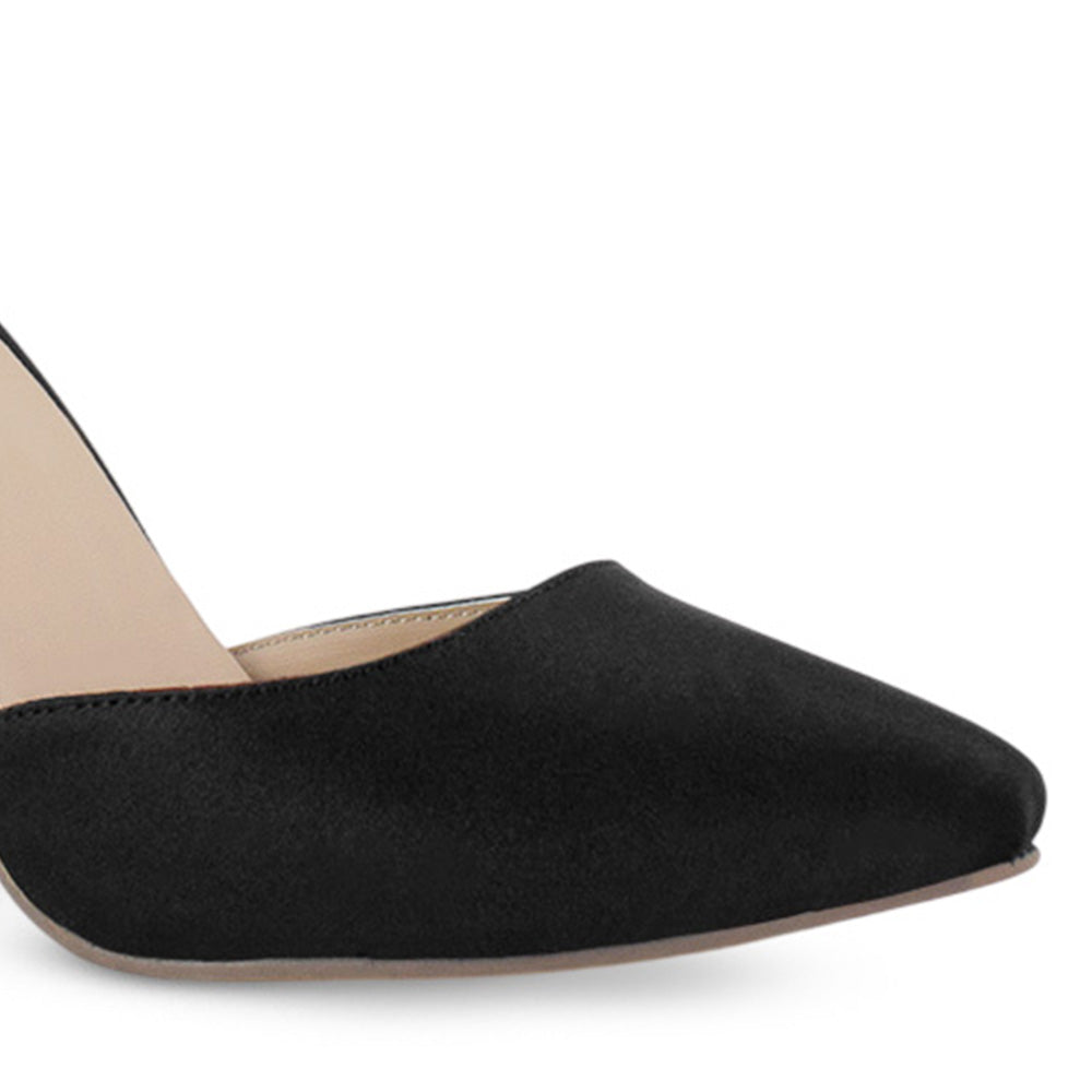 Vista a detalle de punta fina cerrada en zapatilla negra para mujer con moño y tacón medio de 8cm 