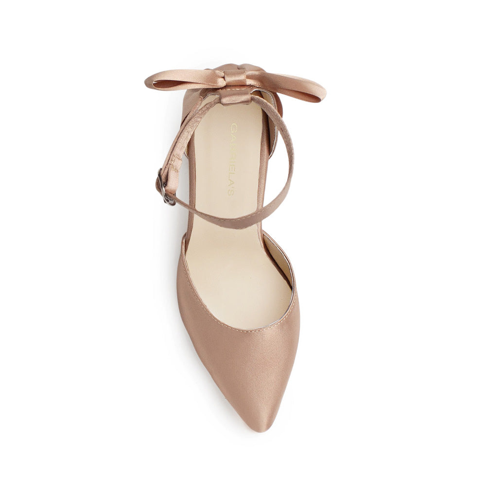 Vista superior de zapatilla para mujer con punta fina cerrada moño trasero y pulsera ajustable al tobillo en color nude