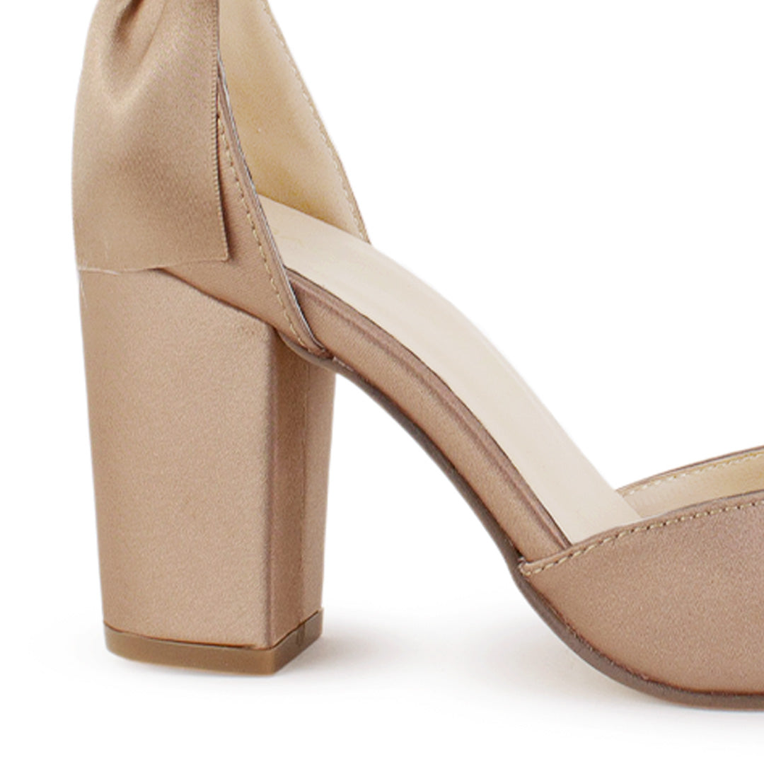 Vista trasera de zapatilla nude para mujer con tacón medio de 8cm y decoración de moño 