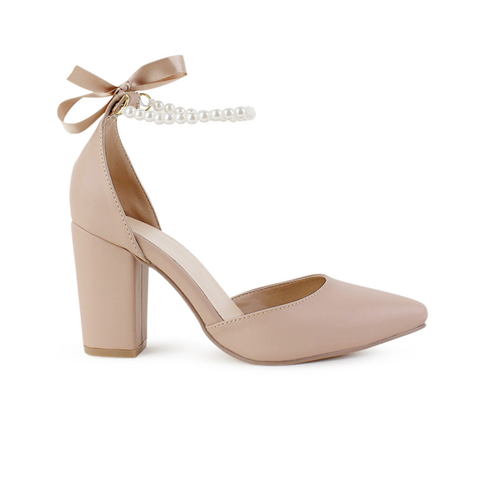 Vista lateral de zapatilla para mujer color nude con tacón medio y perlas