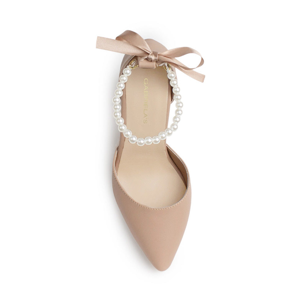 Vista superior de zapatilla para mujer con pulsera de perlas color nude 