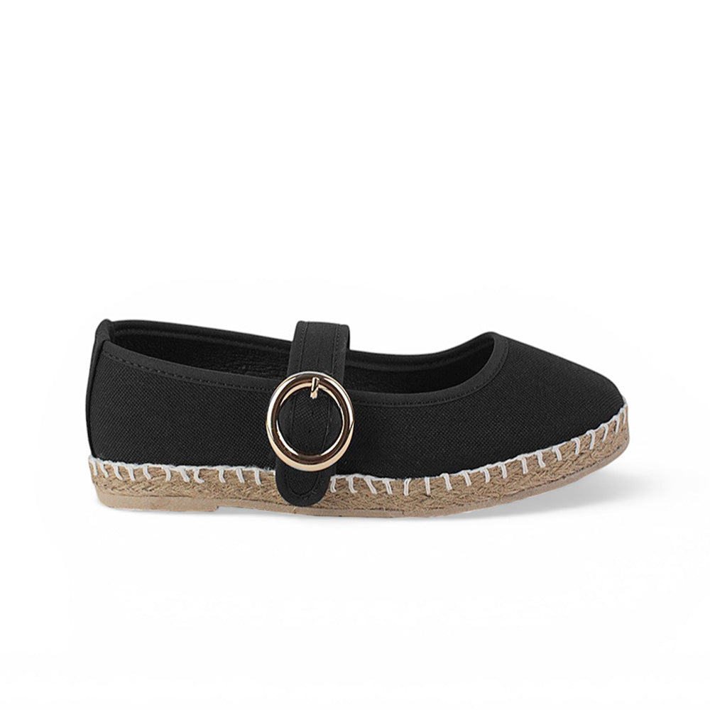 Vista lateral de alpargatas color negro para mujer con pulsera de piso