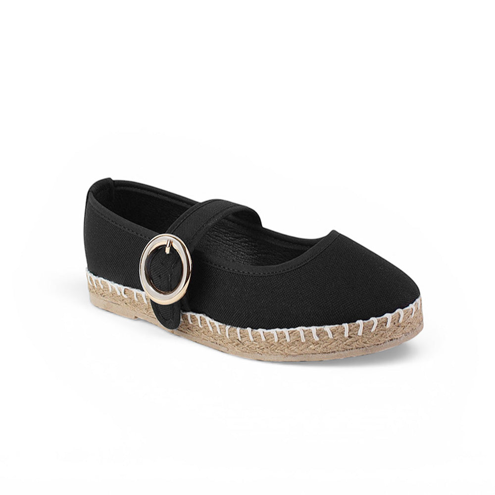 Vista diagonal de alpargatas color negro con pulsera para mujer de piso  