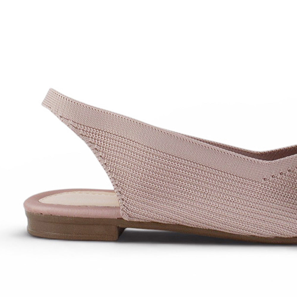 vista trasera de flats con talon descubierto de mujer 