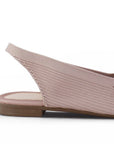 vista trasera de flats con talon descubierto de mujer 