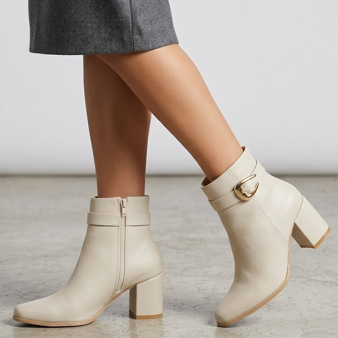 Botas beige cortas para dama con tacón medio de 7cm y hebilla oro