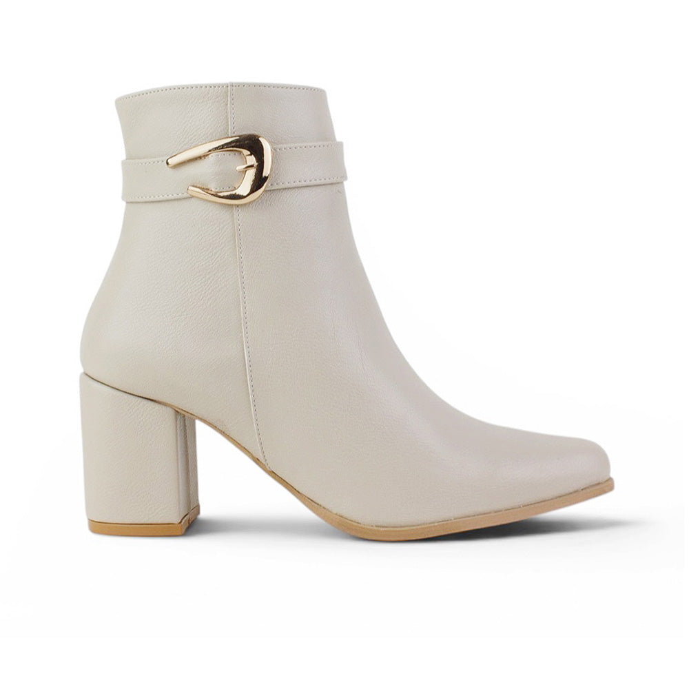 vista lateral de las botas para dama color beige con tacón medio 7cm 