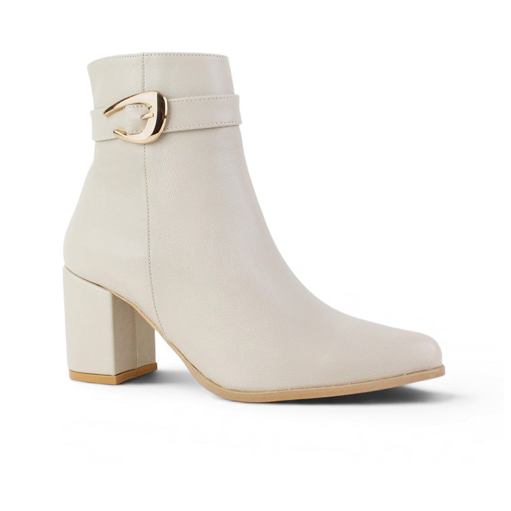 vista diagonal de botas beige para dama con hebilla oro y tacón de 7cm 