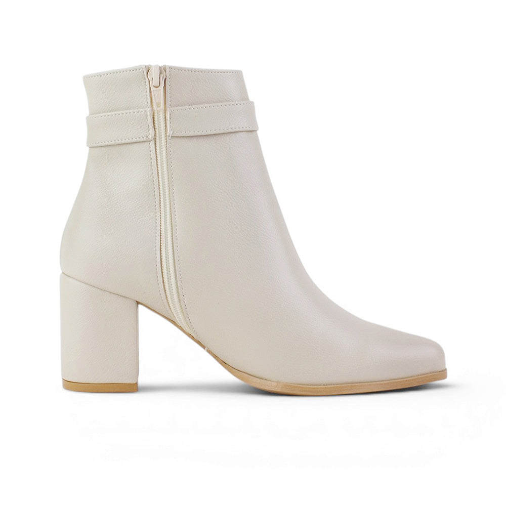 vista superior en botas beige para dama con tacón de 7cm