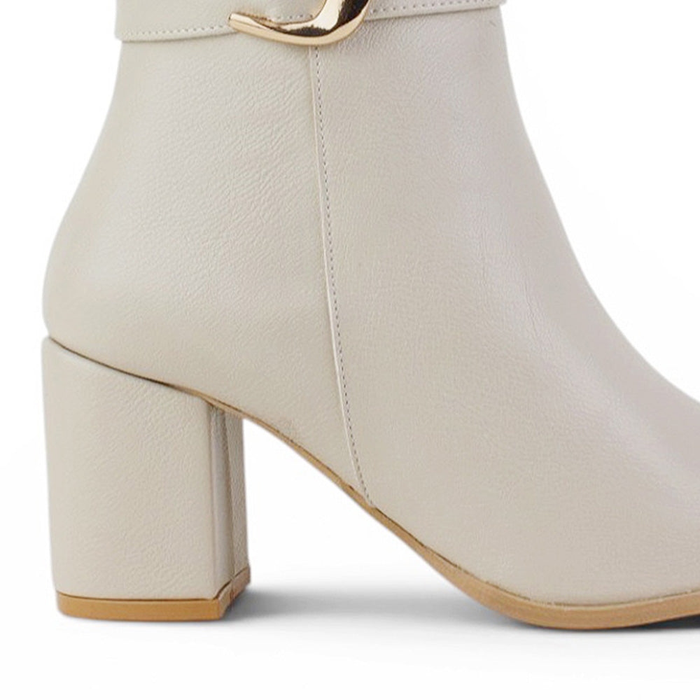 vista trasera del tacón medio 7cm en botas beige de dama 