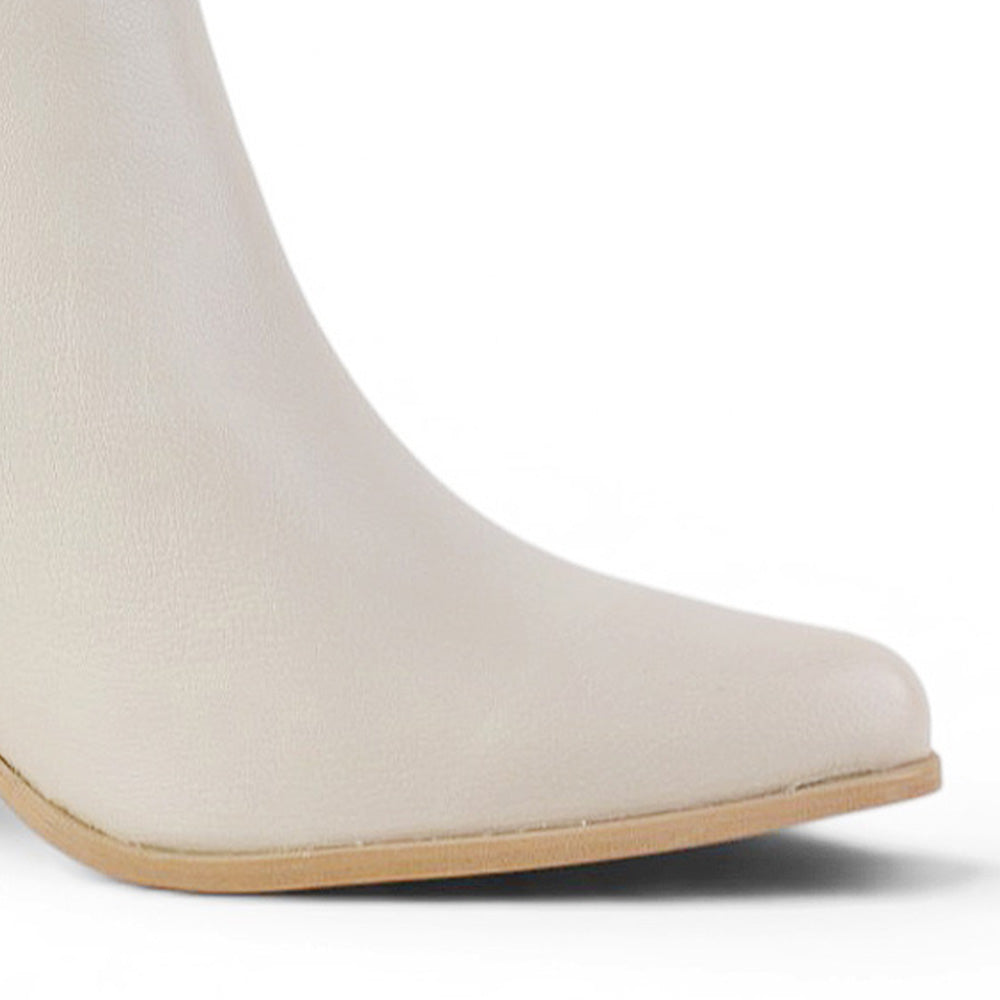 detalle del material sintético en botas beige para dama  