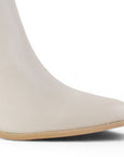 detalle del material sintético en botas beige para dama  