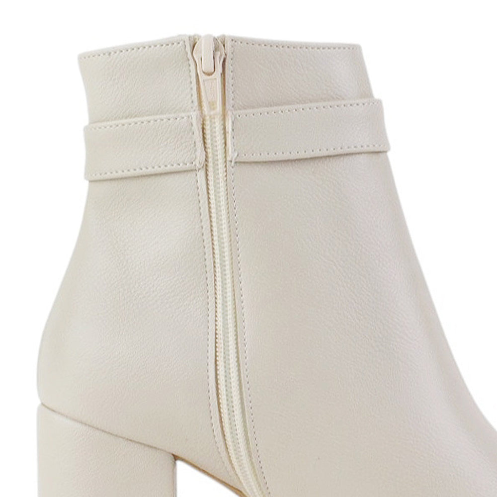 vista del detalle en cremallera de las botas beige para dama con tacón 7cm