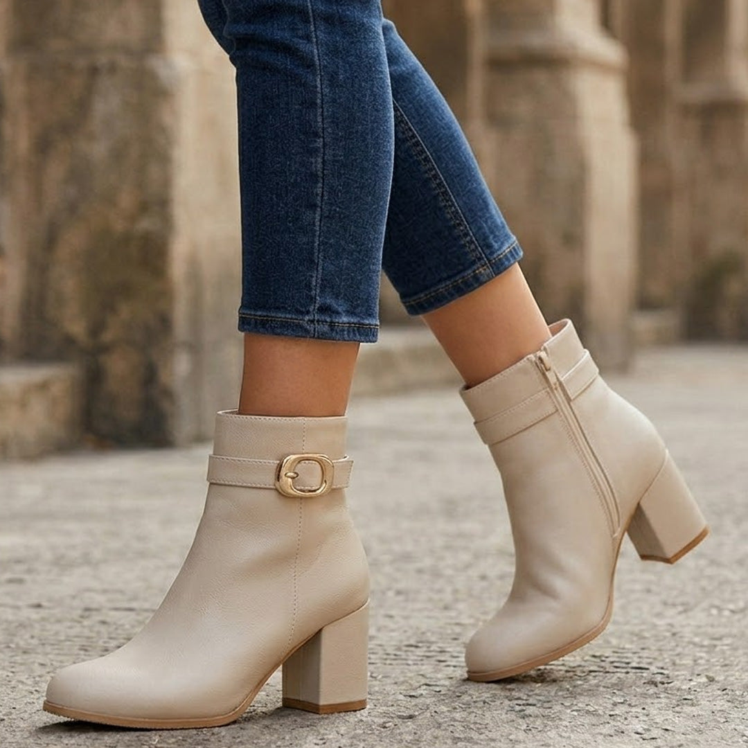 Botas beige cortas con hebilla oro y tacón cuadrado casuales para dama 