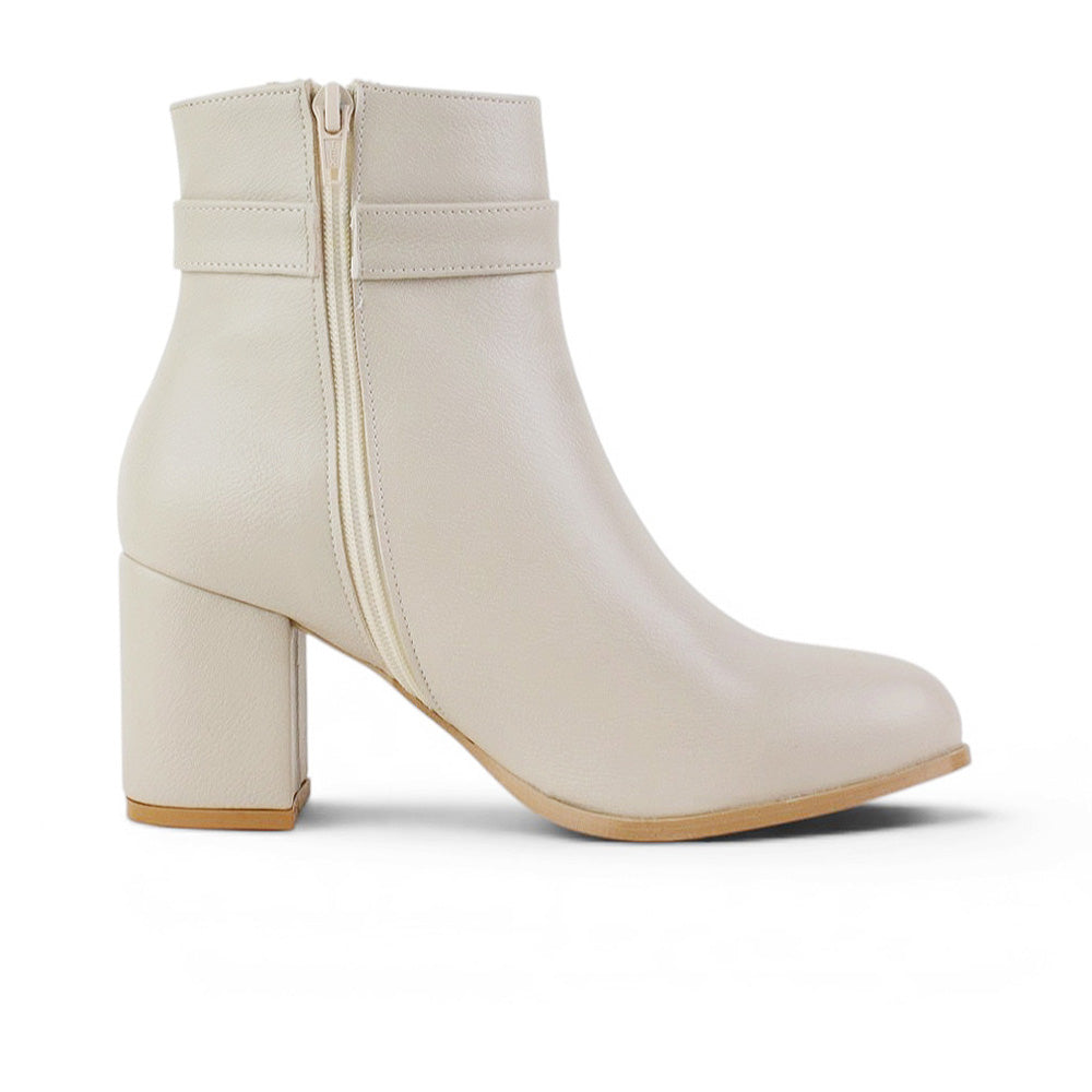 vista superior de botas beige con tacón para dama y hebilla oro