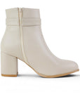 vista superior de botas beige con tacón para dama y hebilla oro